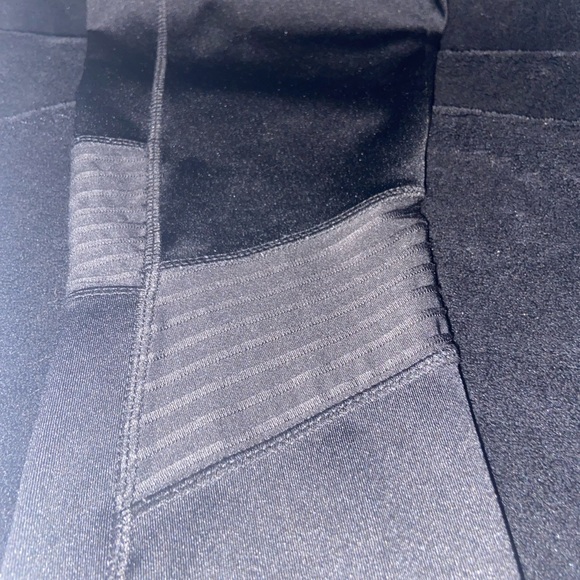 Active leggings these are black and color two pockets - Picture 5 of 6